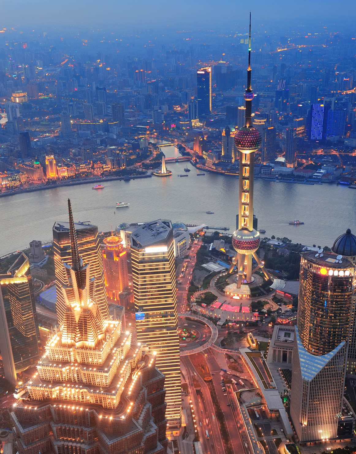 http://Vista%20panorámica%20de%20Shanghái%20con%20la%20Torre%20de%20la%20Perla%20Oriental%20y%20su%20distrito%20financiero
