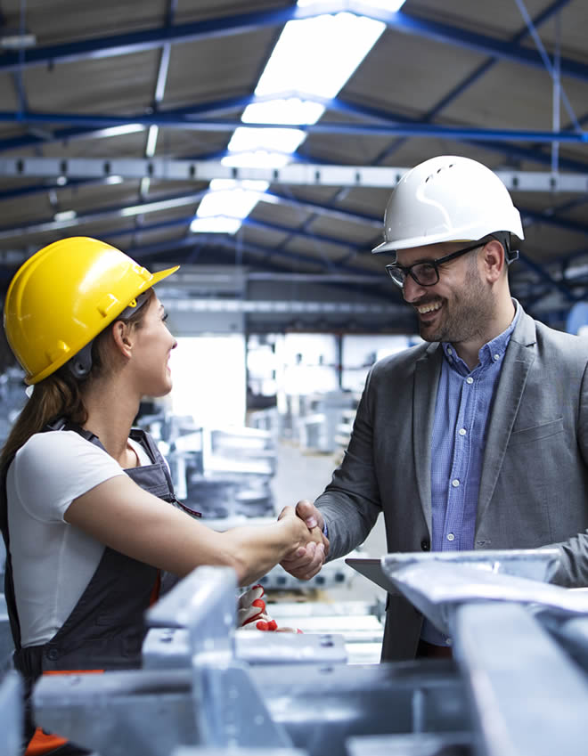 http://Trabajadora%20y%20directivo%20estrechan%20la%20mano%20en%20una%20instalación%20industrial%20como%20símbolo%20de%20cooperación%20empresarial.